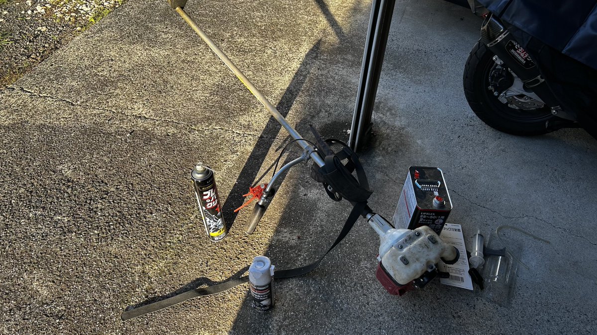 j__base's tweet image. 七日連勤後の休日。。。。。
洗車機の後、はかまいり。。。。。

で、帰宅後伸び放題の草刈り。。。。。
熊手は使い物になら無くなりました。。。。。

其れにしても、バイク日和だな。。。。。

来週こそは。。。。。