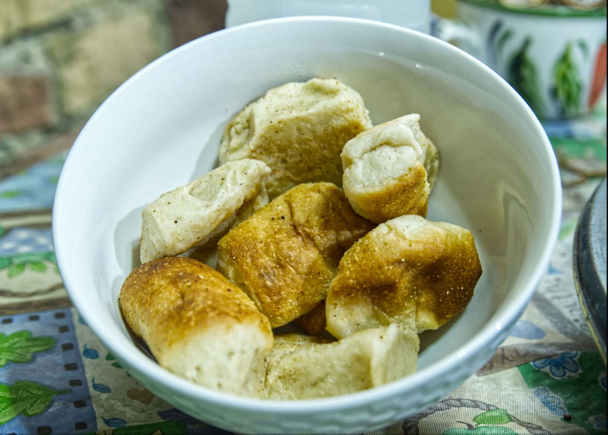 MorteJude's tweet image. Toula, when fresh from #GenesisPandesal or freshly reheated, that sort of #pandesal is quite the meal complement, IMO ⬇️

#bread #fujifilmxm5