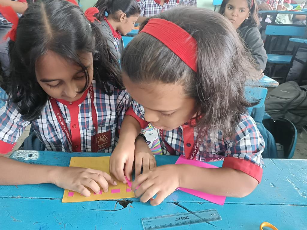 kv2_afspune's tweet image. 🔺🔹 Young minds at work! 🧮 @KVS_HQ
Children exploring Shapes and Patterns in the Mathematics Lab Activities– creating colourful net designs and discovering the joy of learning by doing! ✨
#PMSHRI  #MathLab #LearningByDoing #NEP2020 #HandsOnLearning @EduMinOfIndia @KvsMumbai