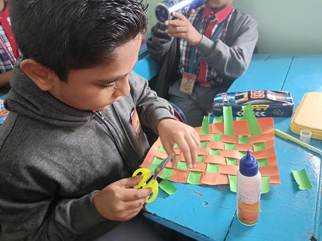 kv2_afspune's tweet image. 🔺🔹 Young minds at work! 🧮 @KVS_HQ
Children exploring Shapes and Patterns in the Mathematics Lab Activities– creating colourful net designs and discovering the joy of learning by doing! ✨
#PMSHRI  #MathLab #LearningByDoing #NEP2020 #HandsOnLearning @EduMinOfIndia @KvsMumbai
