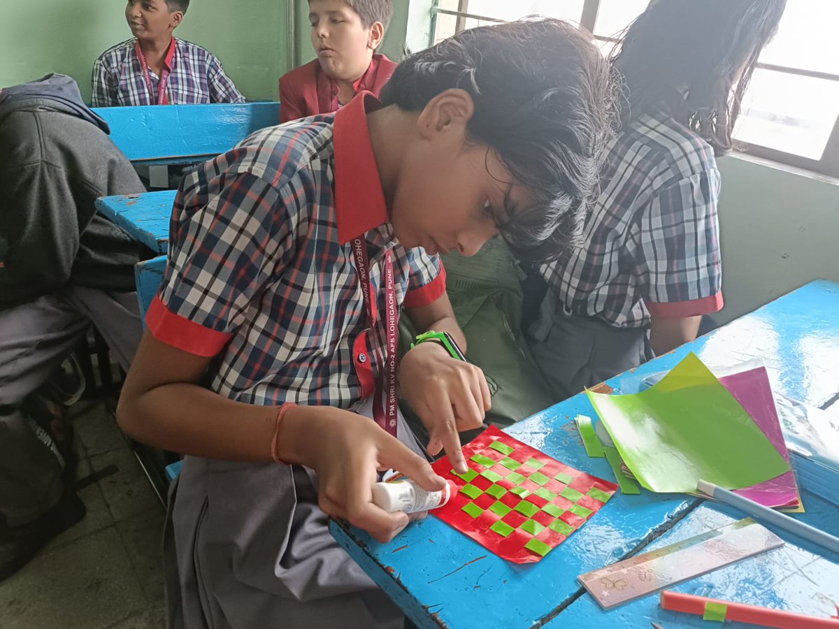 kv2_afspune's tweet image. 🔺🔹 Young minds at work! 🧮 @KVS_HQ
Children exploring Shapes and Patterns in the Mathematics Lab Activities– creating colourful net designs and discovering the joy of learning by doing! ✨
#PMSHRI  #MathLab #LearningByDoing #NEP2020 #HandsOnLearning @EduMinOfIndia @KvsMumbai