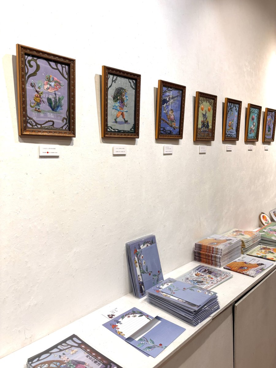 展示会4日目
前回の展示会から繋がる再会のお話しを考えて展示頂きました。

双子のうさぎさんが営む「魔法道具店」

道具を手にすれば、どのお話しもhappyな形に繋がっています。

今日も在廊中の原公香さん
<a href="/kimikahara/">原公香／刺繍イラスト🦄</a> 
からお話しを聞きながらご覧いただいています。