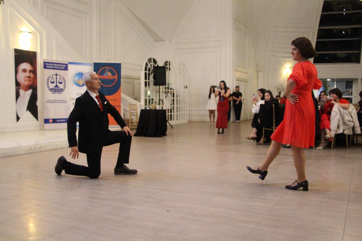 🇹🇷 Cumhuriyetimizin 102. yılını, yüreklerimizdeki büyük gurur ve coşkuyla kutladık.
Bu anlamlı geceyi, geleceğimizin teminatı üniversiteli gençlerimizin özveriyle hazırladığı muhteşem bir organizasyonla yaşadık.

Gazilerimiz, belediye başkanlarımız, Yalova Üniversitesi’nin