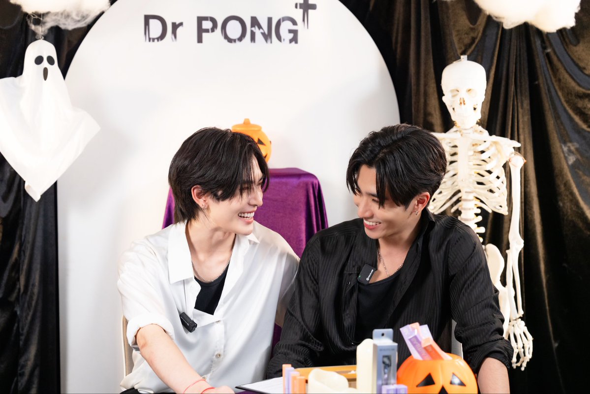 drpongofficial's tweet image. ✨เก็บตกโมเมนต์สุดฟินจาก #DrPONGxPERTHSANTA
ที่มาเสิร์ฟงานผิวปังๆ ให้แฟนๆ งานนี้แอดบอกเลยว่าความหล่อน่ารักจึ้งทะลุจอ แจกความสนุกตลอดทั้งไลฟ์! 😍 
.
#ฮาโลวีนสุดฟินDrPONGxPERTHSANTA #DrPONGxPERTHSANTA #เพิร์ธแซนต้า