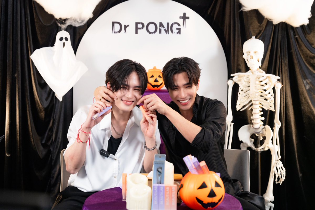 drpongofficial's tweet image. ✨เก็บตกโมเมนต์สุดฟินจาก #DrPONGxPERTHSANTA
ที่มาเสิร์ฟงานผิวปังๆ ให้แฟนๆ งานนี้แอดบอกเลยว่าความหล่อน่ารักจึ้งทะลุจอ แจกความสนุกตลอดทั้งไลฟ์! 😍 
.
#ฮาโลวีนสุดฟินDrPONGxPERTHSANTA #DrPONGxPERTHSANTA #เพิร์ธแซนต้า