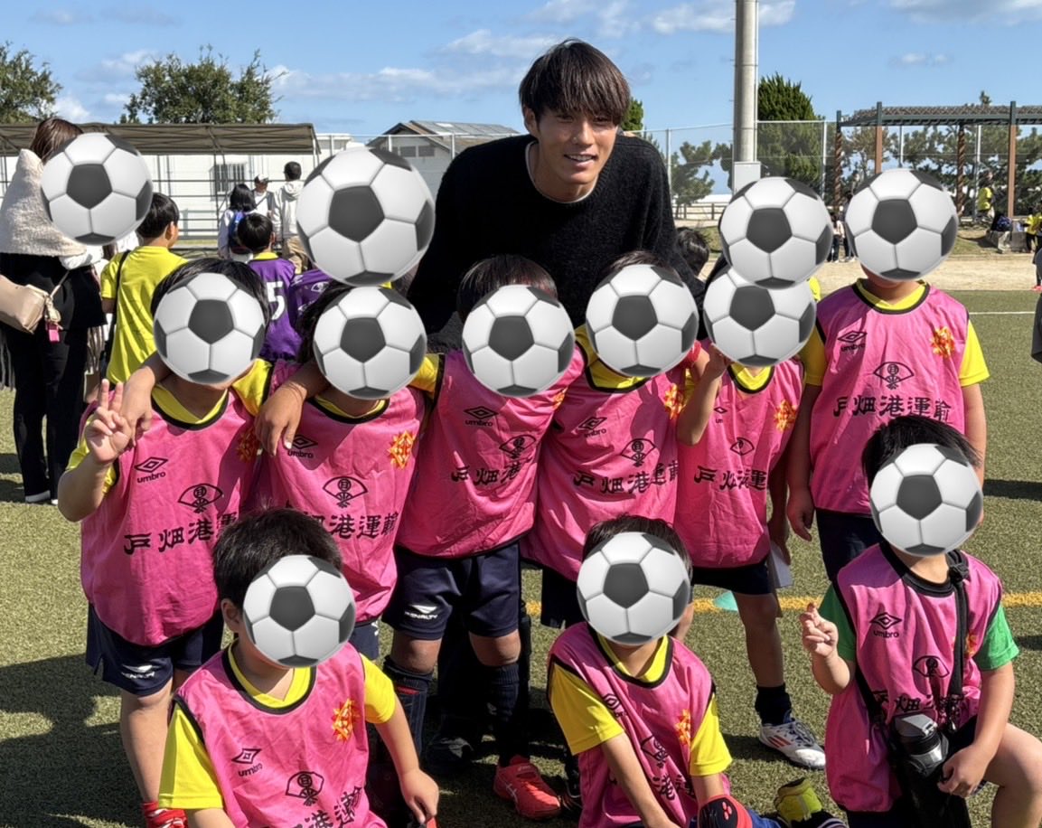今日はギラヴァンツのスクール交流戦⚽️

なんとスペシャルゲストに颯太が♡
しかもコーチ達が呼んだのではなく、自主的に来てくれたとの事✨
八戸から帰って来て疲れてる中、ありがとうございました★

子供達も保護者も大興奮♡♡♡

#ギラヴァンツ北九州
#ひとつに
 #渡邉颯太 選手