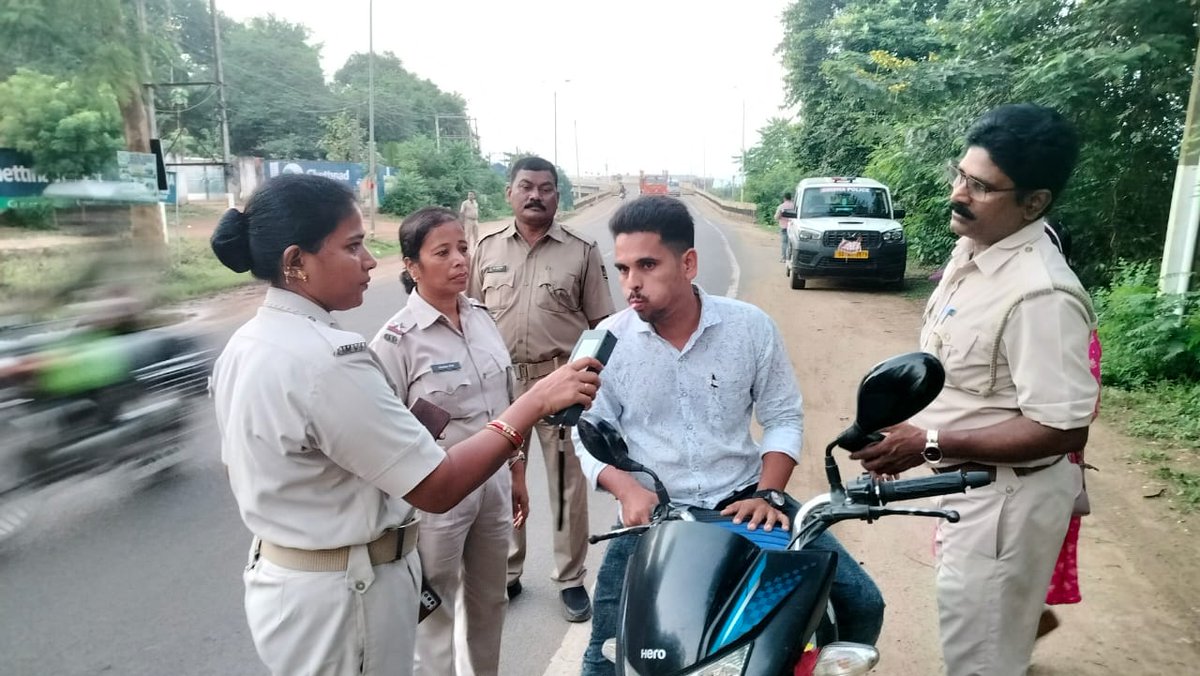 ମଦ୍ୟପାନ କରି ଗାଡ଼ି ଚାଳନା, ମାଲବାହୀ ଗାଡ଼ିରେ ଯାତ୍ରୀ ପରିବହନ ଆଦି ମୋଟର ଯାନ ନିୟମ ଉଲ୍ଲଙ୍ଘନ ବିରୋଧରେ ସାରା ରାଜ୍ୟରେ ପରିବହନ ବିଭାଗ ଦ୍ୱାରା ସ୍ୱତନ୍ତ୍ର ଏନଫୋର୍ସମେଣ୍ଟ ଜାରି ରହିଛି। ନିୟମ ଉଲ୍ଲଙ୍ଘନକାରୀଙ୍କ ବିରୋଧରେ ମୋଟର ଯାନ ଆଇନ ଅନୁଯାୟୀ କାର୍ଯ୍ୟାନୁଷ୍ଠାନ ଗ୍ରହଣ କରାଯାଉଛି।

#SpecialEnforcement
#RoadSafety
#STA