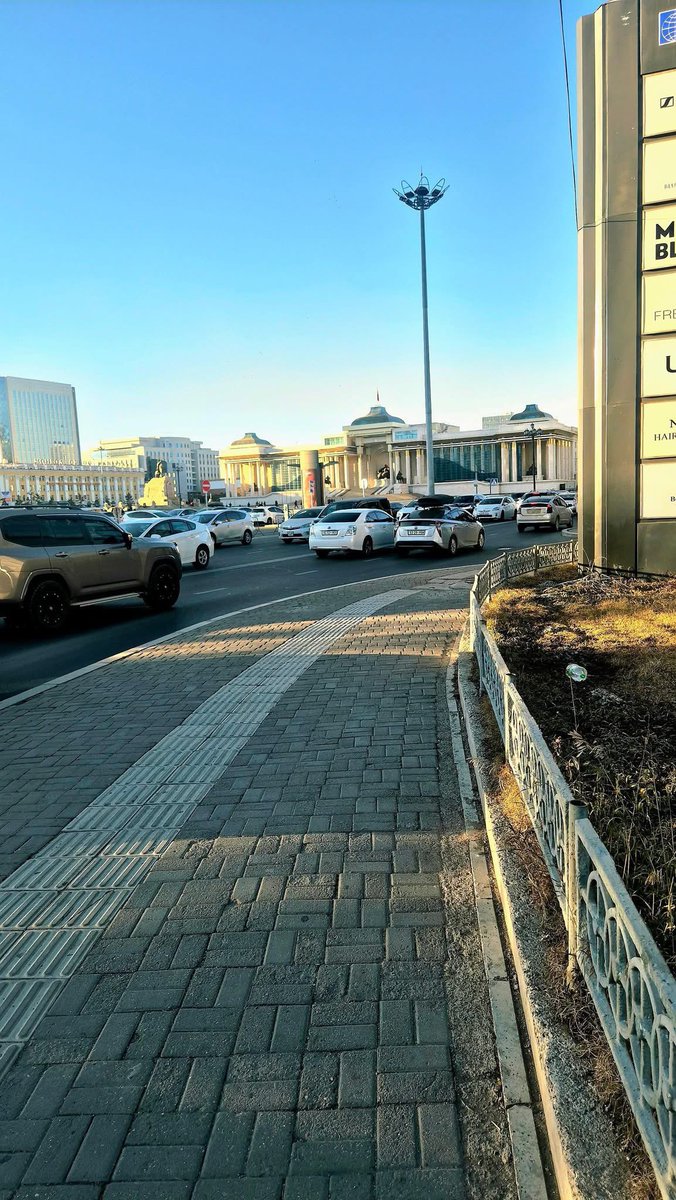 Ямар ч Сурон, ecobike, scooter дайрахгүй, довтлохгүй амар тайван алхах мэдрэмж бас гоё л юм байна.
УБ хотоор алхахад хамгийн таатай өдөр, улирал бололтой. Гэнээ🤧☝️