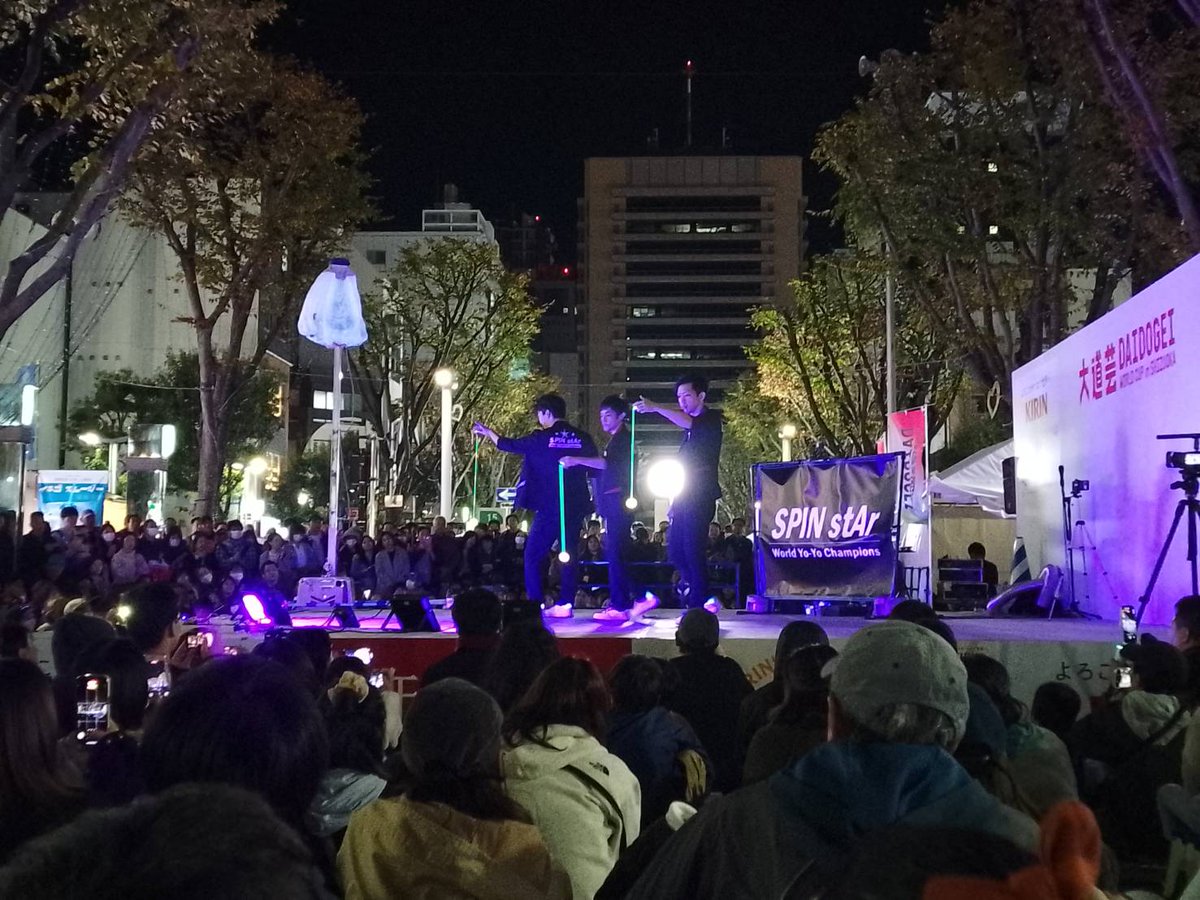 いよいよ次がラストパフォーマンス🪀

📍16:30 札の辻ポイント(11)

光るヨーヨー、LEDライトを使用した、昼とは全く異なる特別なパフォーマンス。

是非最後までよろしくお願いします✨️✨️✨️✨️
#大道芸ワールドカップIN静岡　#SPINstAr #ヨーヨー