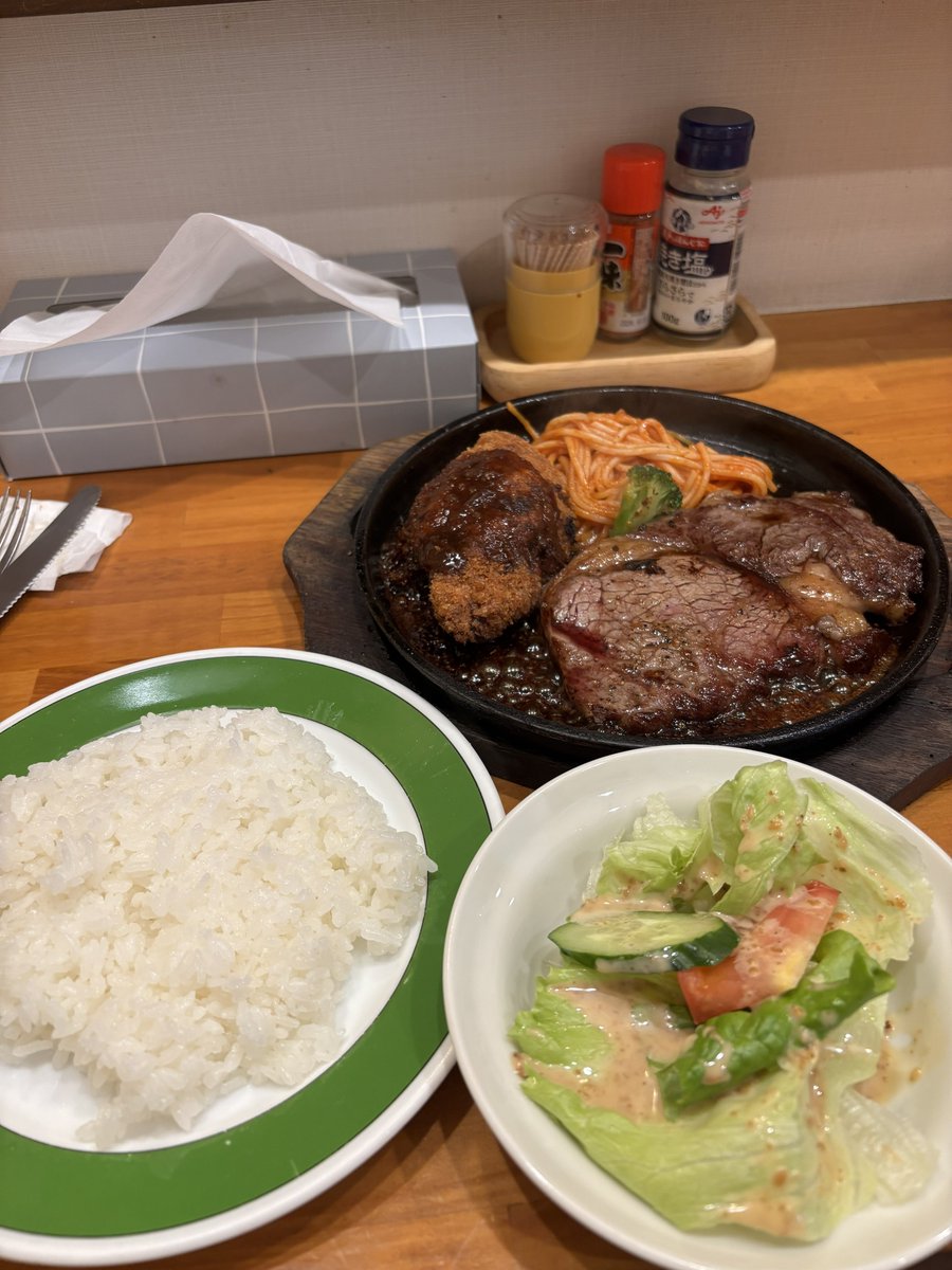 東小金井のキッチンブラウンで
ランチ。デミグラスが美味しいのでビーフシチューと迷ったがステーキ&amp;メンツカツ(1780円)にした。美味しくいただきました。