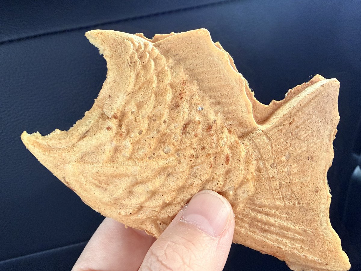 一口ちょうだいって言われたから先にあげたけど一口デカくないか娘よ👧