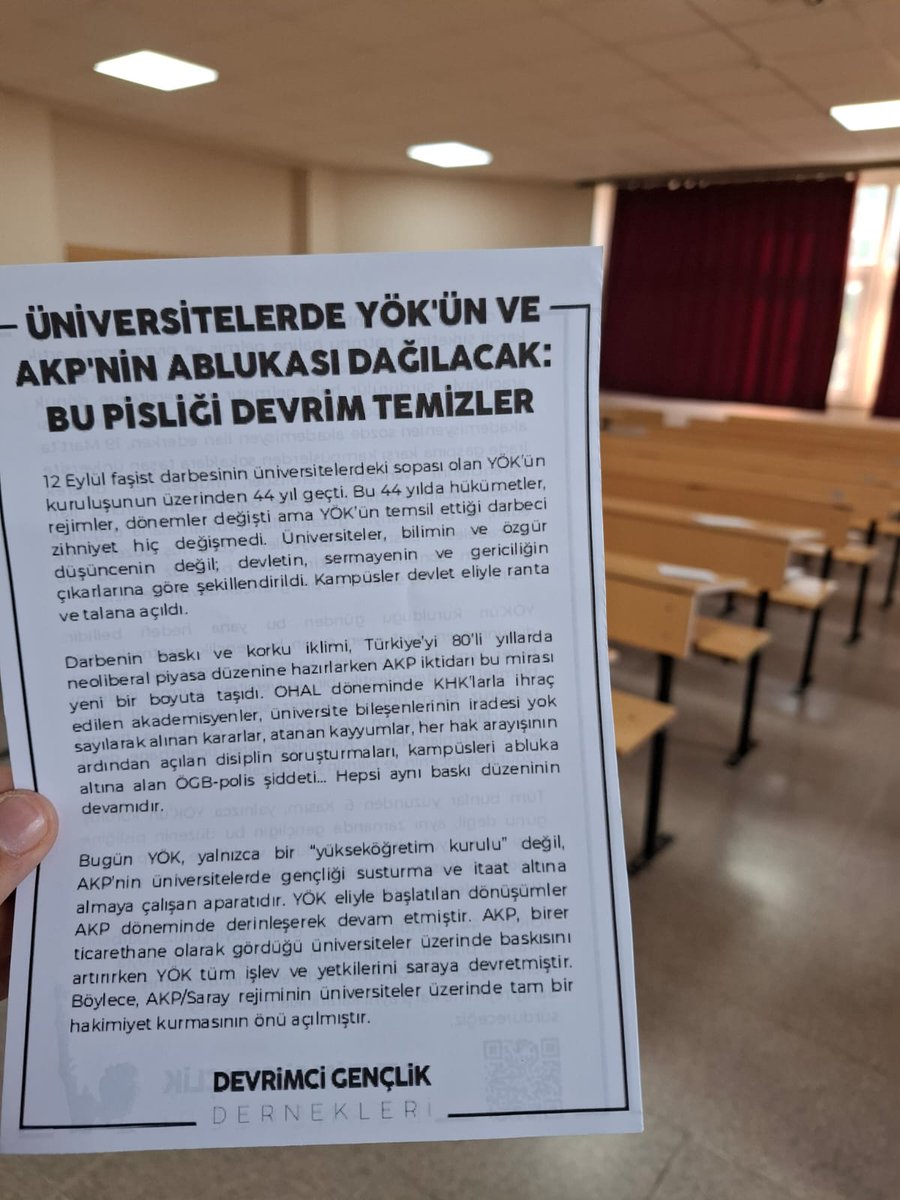 izmirdgd2025's tweet image. 6 Kasım bildirilerimizi Dokuz Eylül Üniversitesinde dağıttık.

&quot;Bizim üniversitelerimiz; sermayenin değil halkın ihtiyaçlarına, iktidarın değil toplumun çıkarına hizmet eden kurumlar olacak. Kampüsler birer ticarethane değil, özgür düşüncenin ve bilimin yeri olacak.&quot;