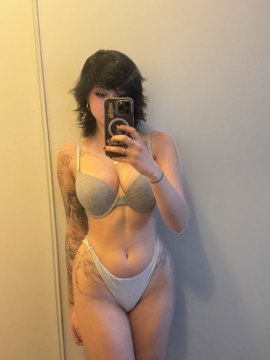 EmoBopJules's tweet image. Jules Reid

"You're kinda chopped asf..."

♥️ + ♻️