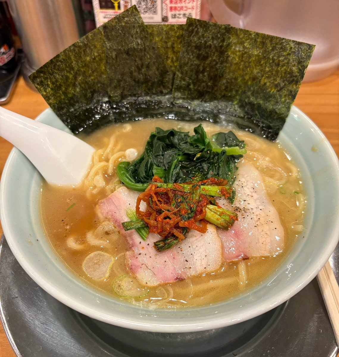 sekai_no_tkc's tweet image. 🐍•花月嵐🍜
🐍•平塚北口店🏠
🐍•藤崎家🍜

時々食べたくなるこのラーメン🍜花月嵐風の家系スープにこの激辛壺ニラがバッチ具ー👍結構辛いし味も濃くなってめっちゃ美味い😋✨
壺ニラ持ち歩きたい🤔
麺も相性抜群でかなり好きです🥹

#花月嵐
#藤崎家
#激辛壺ニラ
#横浜家系