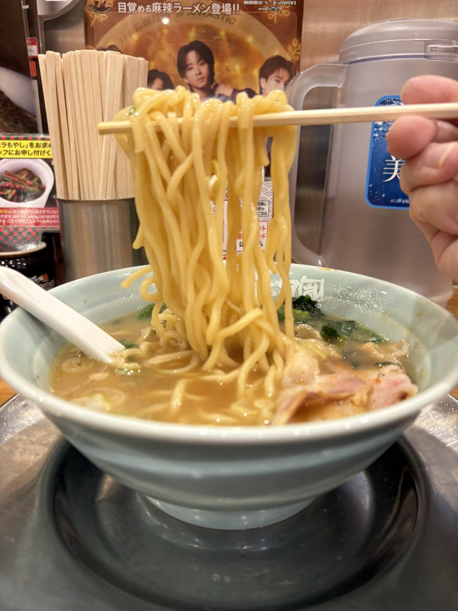 sekai_no_tkc's tweet image. 🐍•花月嵐🍜
🐍•平塚北口店🏠
🐍•藤崎家🍜

時々食べたくなるこのラーメン🍜花月嵐風の家系スープにこの激辛壺ニラがバッチ具ー👍結構辛いし味も濃くなってめっちゃ美味い😋✨
壺ニラ持ち歩きたい🤔
麺も相性抜群でかなり好きです🥹

#花月嵐
#藤崎家
#激辛壺ニラ
#横浜家系