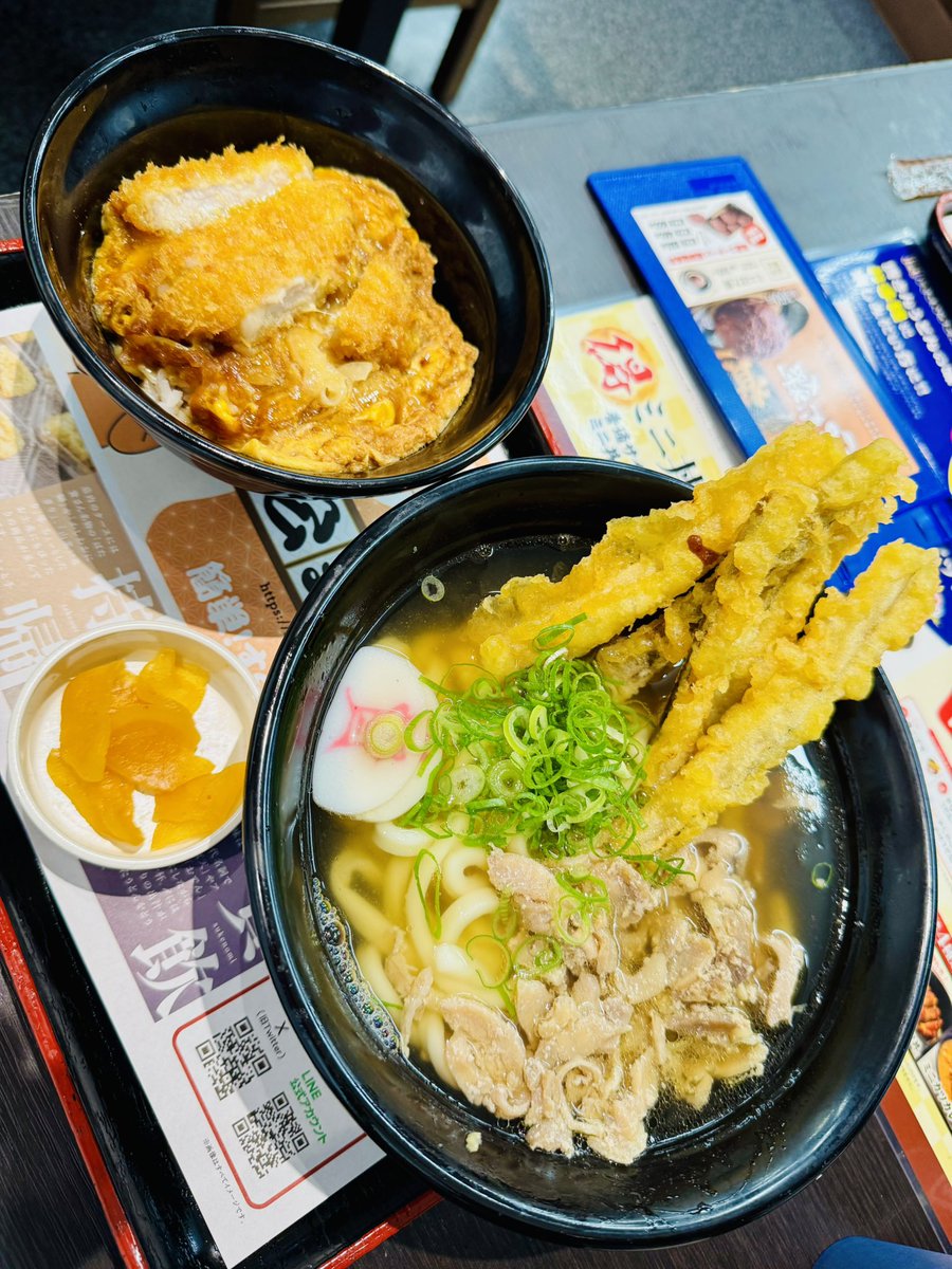 北九州
資さんうどん　本店
ミニ丼セット
かしわごぼ天5本うどん
ミニカツとじ丼
うううっまいっちゃ！