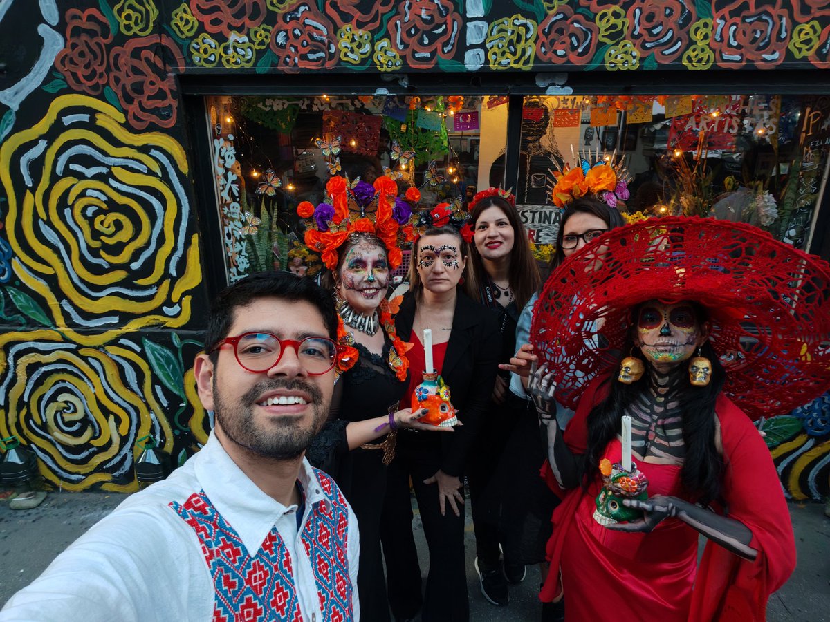andresrpe's tweet image. Gracias a Pinches Artistas y a Rio Jarana por impulsar que hubiera son jarocho y todo un festival cultural de día de muertos.

Y por supuesto, nada de esto hubiera sido posible sin el empeño, la eficiencia y la capacidad de todo el equipo de @EmbaMexUru