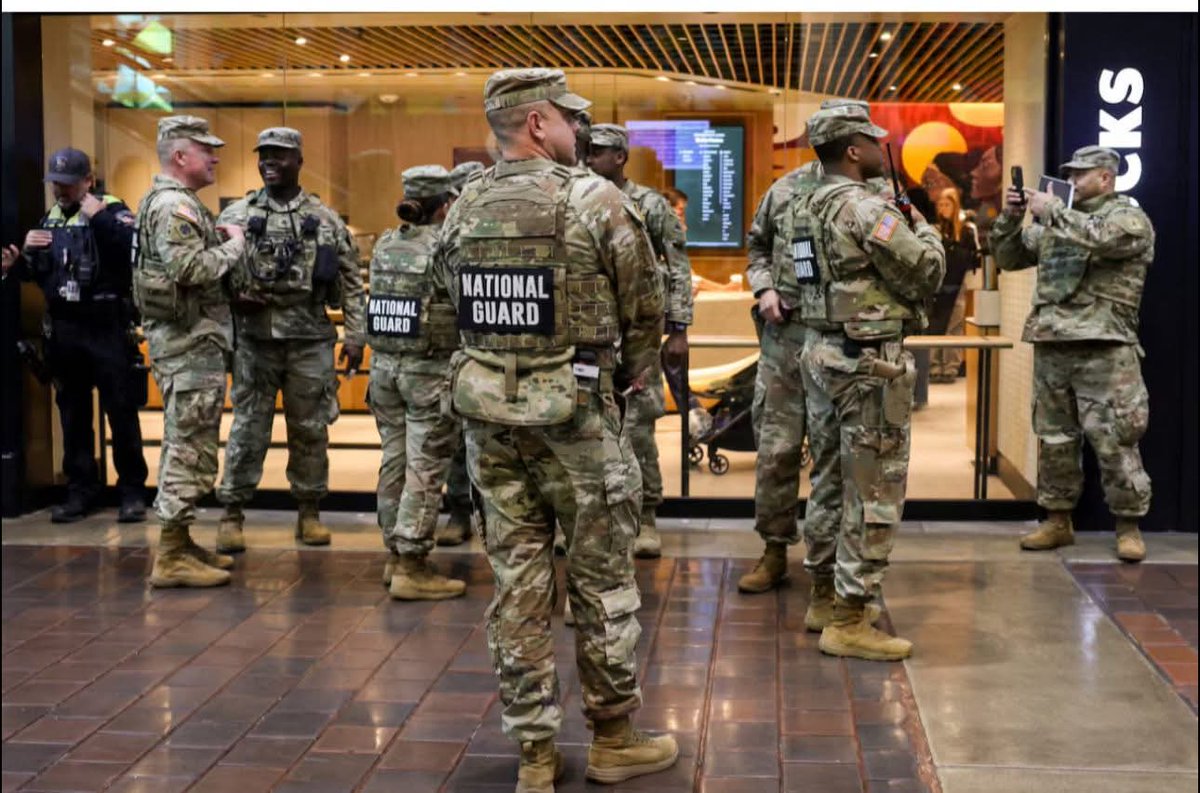 🚨 عاجل | البنتاغون يأمر بتشكيل وحدات “استجابة سريعة” في جميع الولايات الأميركية 🇺🇸
أصدر البنتاغون أوامر بتجهيز وحدات من الحرس الوطني في كل ولاية أميركية لتكون جاهزة بحلول يناير القادم ضمن ما يُعرف باسم “قوات الاستجابة السريعة”، والمكلّفة بالتدخل الفوري في حال وقوع اضطرابات مدنية