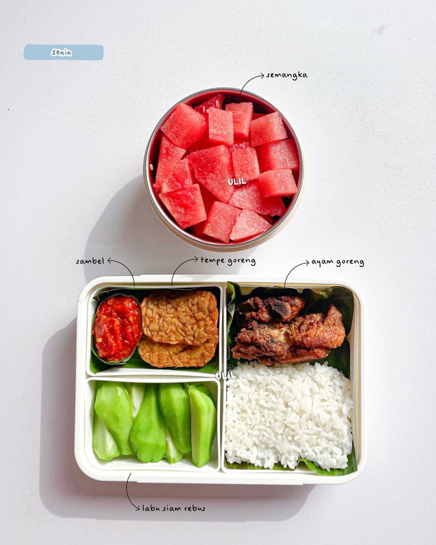 Guis bekal hari Senin punyaku yang syedep
Ada ayam goreng, tempe goreng, sambel, labu siam rebus dan juga semangka