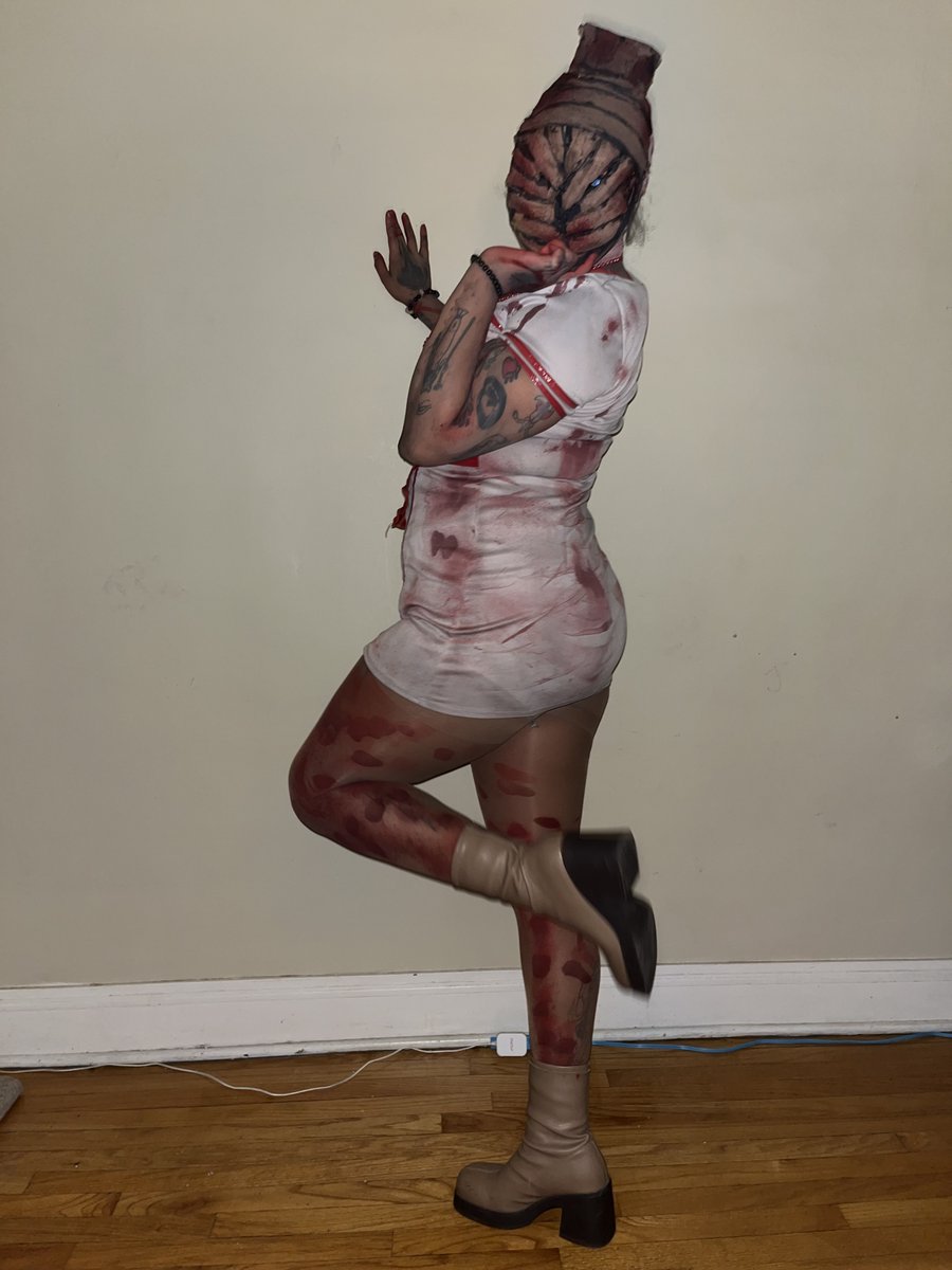 junkfewd69's tweet photo. Had to get on here to show off  my diy silent hill nurse cosplay for Halloween🩸 https://t.co/uWqsgF6A3Q