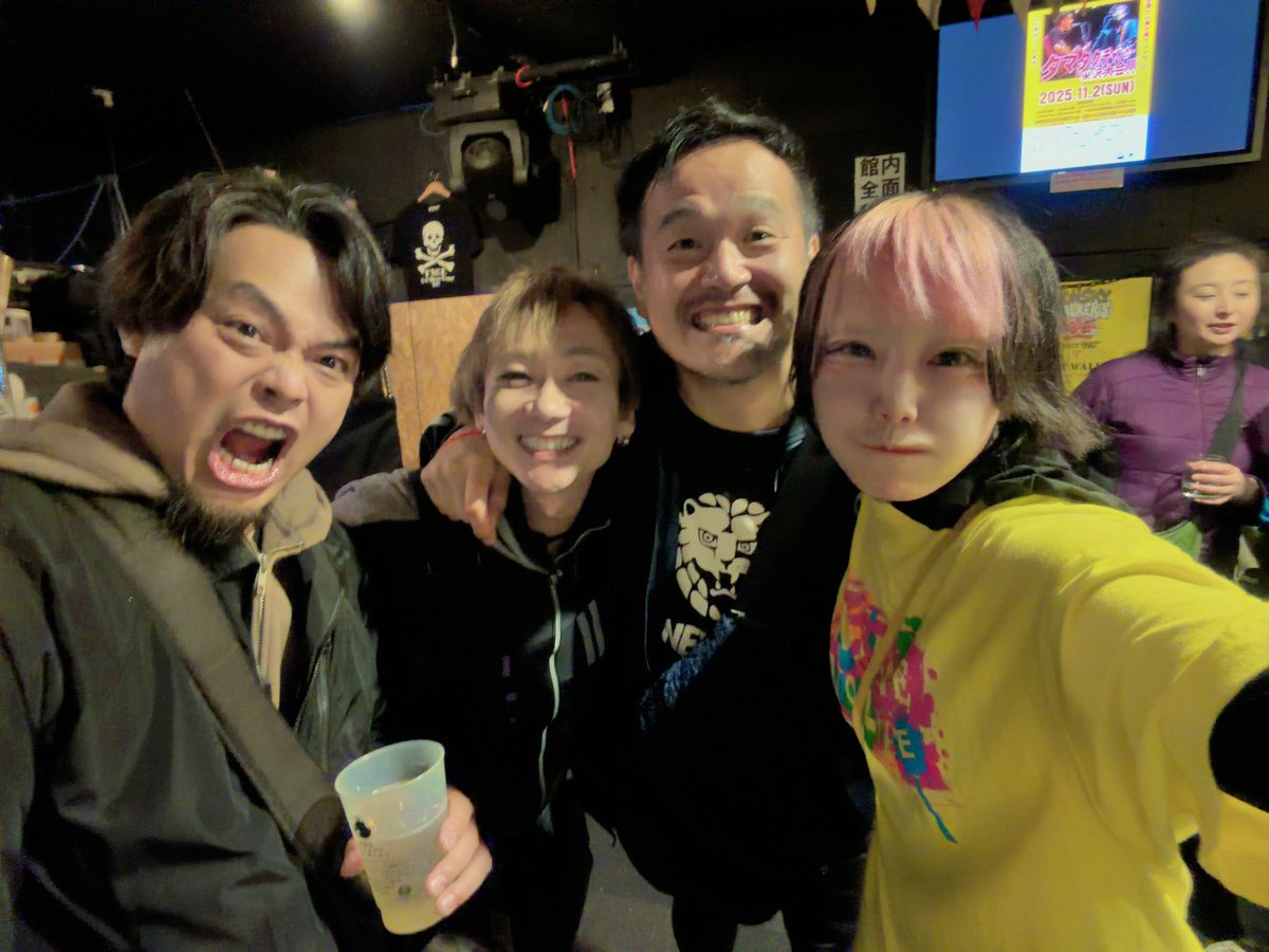 kai_422's tweet photo. タマタク
ChampionsCarnival
米沢大会 全員優勝🥳㊗️
満員御礼‼︎

ワシの弾き語りデビュー日は
タマタクチャンカー東京大会。

2018年から始まって
今年で7年目。
原点にして、節目の場所。

少し前までは、
シンガーの友達なんていなくて、
弾き語り界隈で
ワシを知ってくれてる人もいなくて。

基本コミュ症だし、
毎年 誰とも喋れずに
黙って帰ってたなぁ(´˘`)

でも一昨年あたりから
「魁ちゃんだー」って
声をかけてくれる人も増えて

今年のチャンカーは
全国の仲間でいっぱいで
泣けた😂

沢山旅をして
出逢ってきた証(´˘`)

もっともっと1人1人を
大切にできたら完璧だ。

そして今年は初めて
チャンカーのトリも
任せてもらいました‼︎

会場も超満員で
みんなの手拍子と
歓声と歌声が
音魂に響き渡ってた…‼︎

夢みたいな景色だったな💭

旅人シンガーとして
まだまだ出逢いにいくよ。

また来年も出場したい💪

#タマタクチャンカー米沢大会