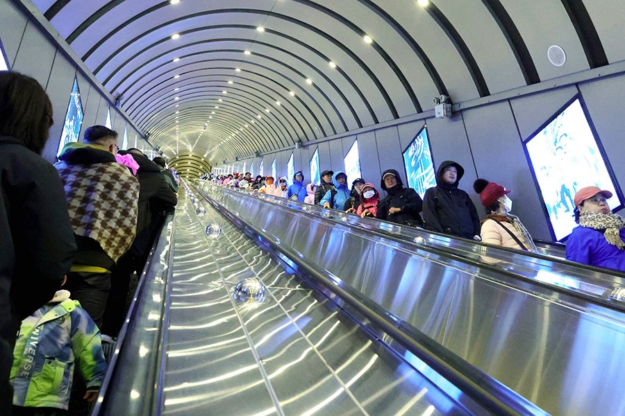 PuebloEnLnea's tweet image. ¡Imagínese subir a la montaña en #ascensor! El 26 de octubre, unos turistas ascendieron en un elevador de 897 metros de longitud hasta la cima de la emblemática montaña Tianmen en #Zhangjiajie, provincia de #Hunan, #China.
#ChinaTurismo