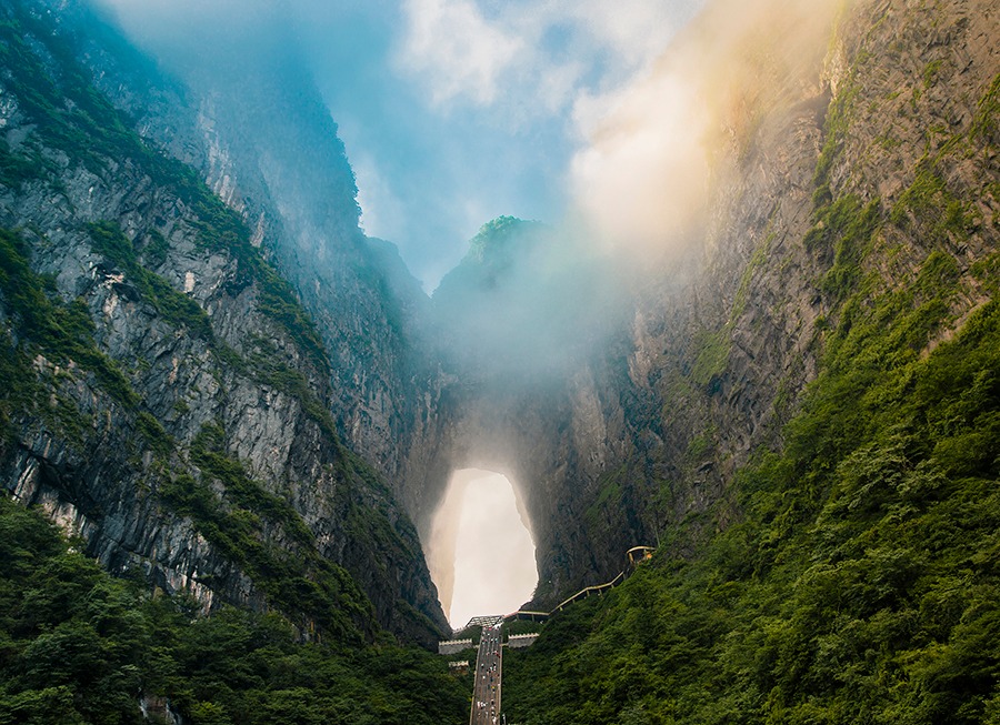 PuebloEnLnea's tweet image. ¡Imagínese subir a la montaña en #ascensor! El 26 de octubre, unos turistas ascendieron en un elevador de 897 metros de longitud hasta la cima de la emblemática montaña Tianmen en #Zhangjiajie, provincia de #Hunan, #China.
#ChinaTurismo
