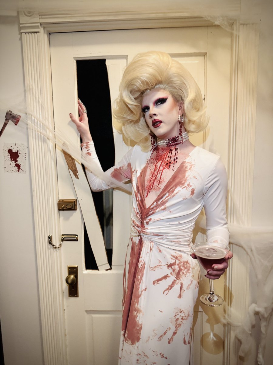 marsduh's tweet photo. 🎃 Happy Halloween from: 🎃 Elle Woods 🎃 Sally 🎃 Daphne 🎃 The Countess 🎃 https://t.co/9grgrJFbHS