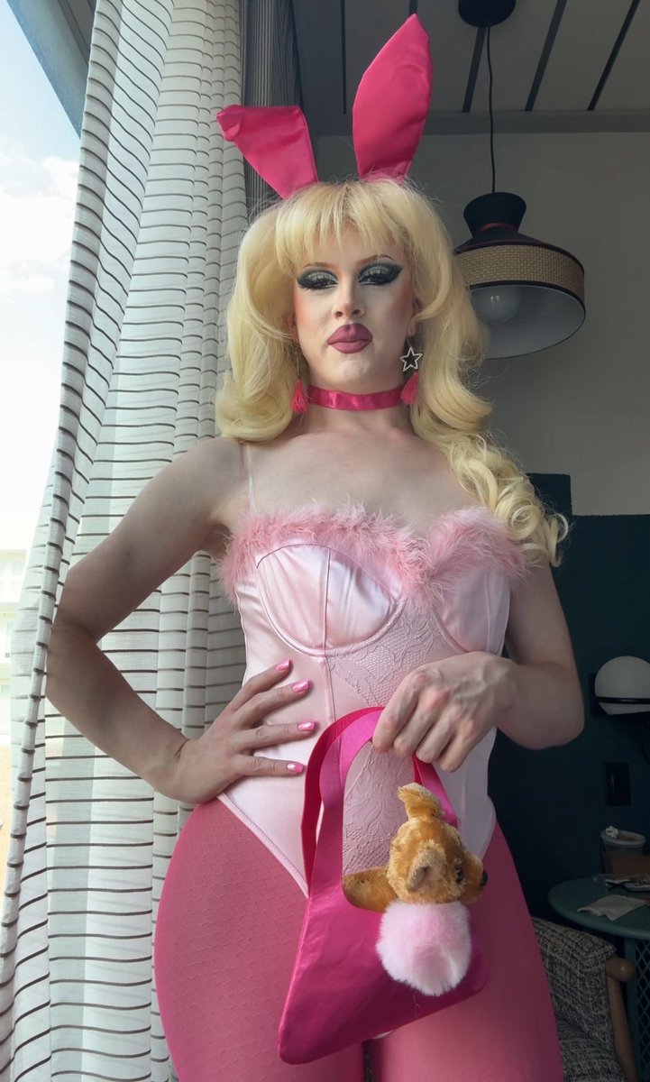marsduh's tweet photo. 🎃 Happy Halloween from: 🎃 Elle Woods 🎃 Sally 🎃 Daphne 🎃 The Countess 🎃 https://t.co/9grgrJFbHS