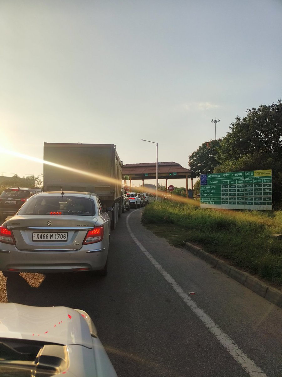 Subbannak's tweet image. #niceroad #NICE road needs better management at entry and exit points..it always has a big line.  @siddaramaiah @DKShivakumar @Tejasvi_Surya @nitin_gadkari