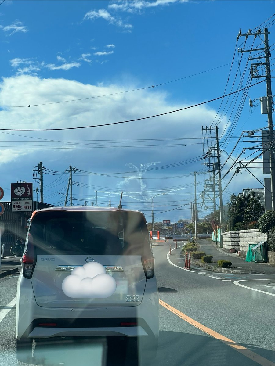 iwamin103's tweet photo. これどなたかわかる方いますか？
埼玉から見えました💨
#謎の煙 https://t.co/HiQ4WZHnDv
