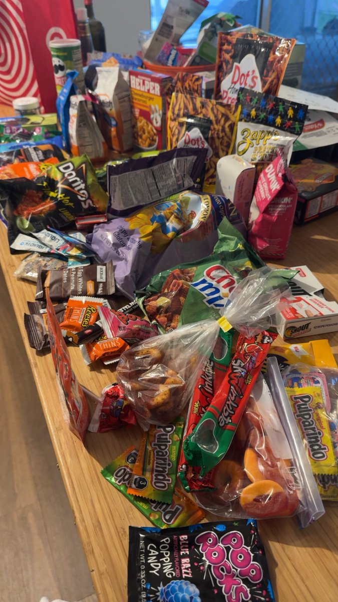 hellsdarcy's tweet image. Soo… do you think I brought back too few new snacks from my US travels to try? 😅

Thoughts on me doing a little short stream maybe tomorrow where we catch up on twitchcon antics, I build some Lego and I try some of these new snacks? 👀👀

I haven’t gone full cosplay mode &amp;amp;…