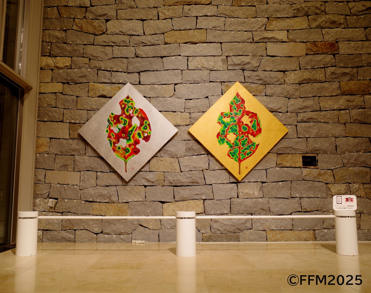 アーティスト・藤井フミヤさんの絵画作品《ヤオヨロズ 柿の葉》（金）（銀）
#奥田元宋・小由女美術館 にて、ただいま展示公開しています。

公開期間は12月5日まで。
詳細は美術館ホームページをご覧ください。
genso-sayume.jp/news/9444/

#藤井フミヤ #ヤオヨロズ柿の葉 
#三次市 #広島県