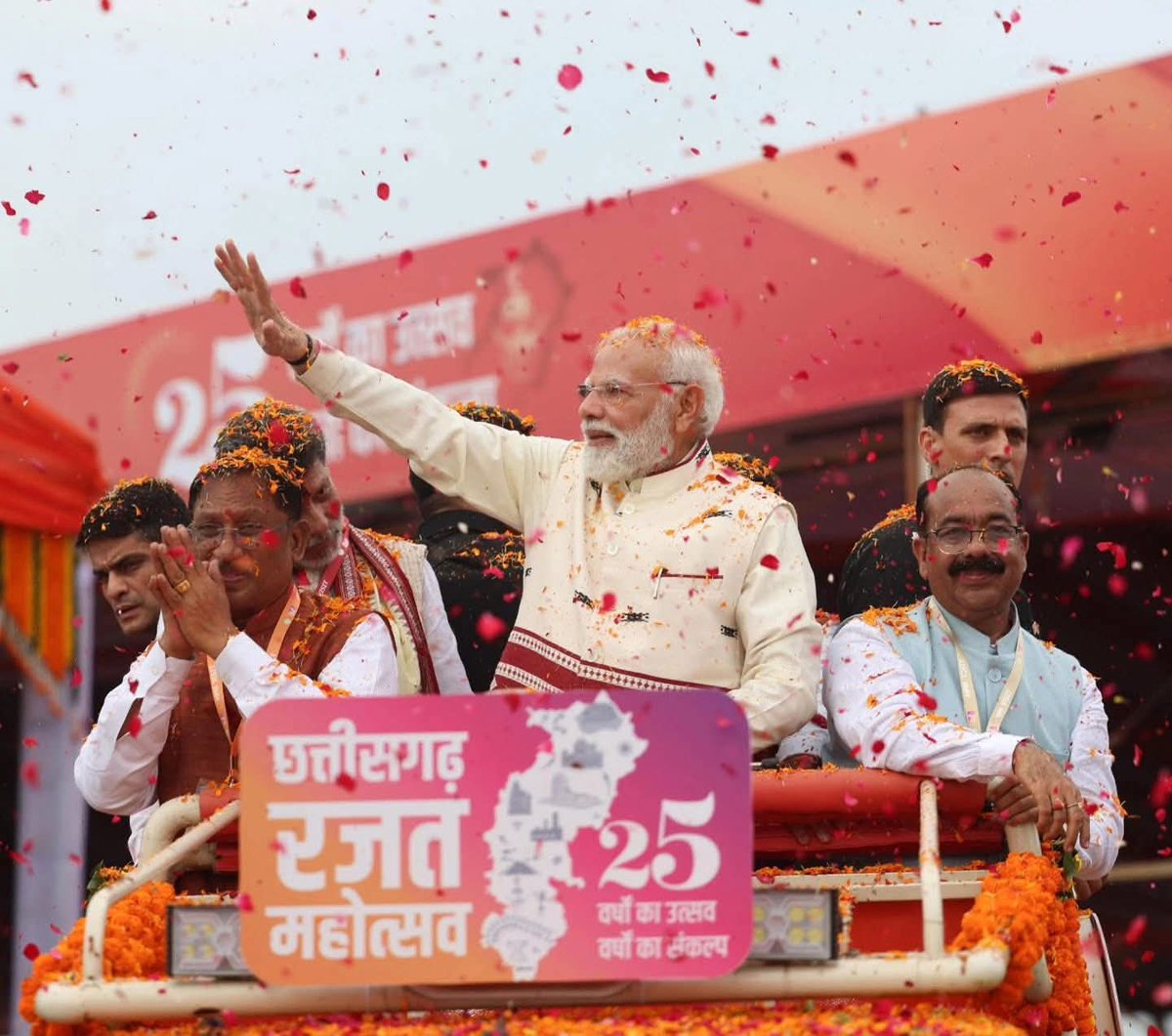 छत्तीसगढ़ राज्य निर्माण के गौरवशाली 25 वर्ष पूर्ण होने के अवसर पर नवा रायपुर में आयोजित रजत जयंती महोत्सव कार्यक्रम माननीय प्रधानमंत्री श्री <a href="/narendramodi/">Narendra Modi</a> जी ने शुभारंभ किया
