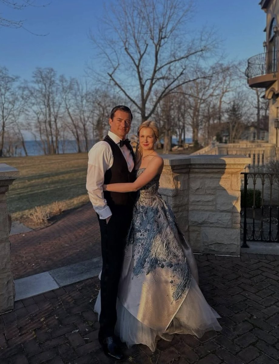 Nicole5Wheeler's tweet image. This dress, @Keith_Costumes!!!! 🙌🏻🙌🏻🙌🏻 SPECTACULAR is the only word that comes to mind. Bravo! 

@hallmarkchannel #ANewportChristmas #CountdownToChristmas #Hallmarkies