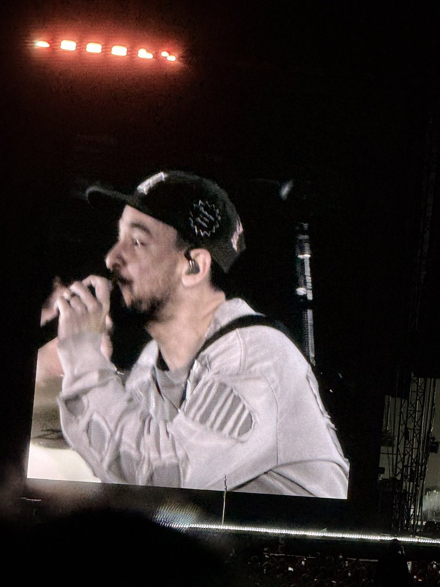 AdolfoPlot's tweet image. Que buena noche! Sonido impecable, nostalgia bien dosificada y energía para encender una ciudad entera. #LinkinPark