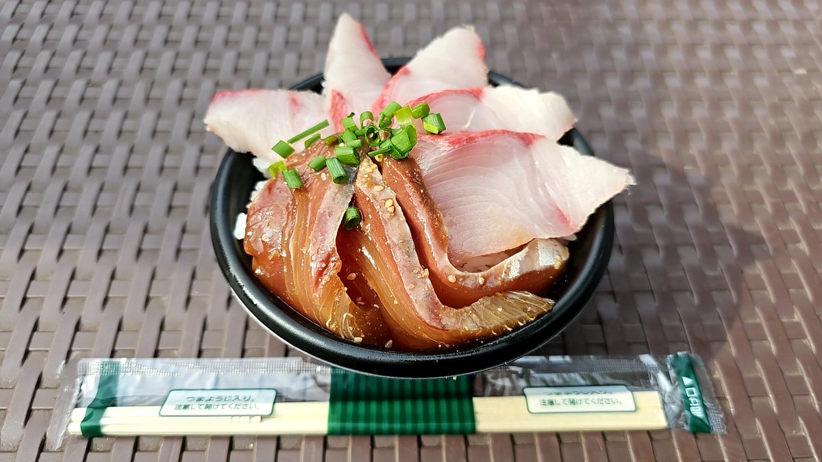 codefurukawa's tweet image. 昨日のお昼間は、カメリア温泉キャンプ場での「おとキャン△」に参加して来ました😊

自然に囲まれたとても素敵な場所でのイベントでとても居心地が良かったです😊

素敵なライブのラインナップで、見所満載でした✨

うえちゃんの海鮮丼も抜群でした😉👍

ミカコちゃん・カーズくん
お疲れ様でした☺