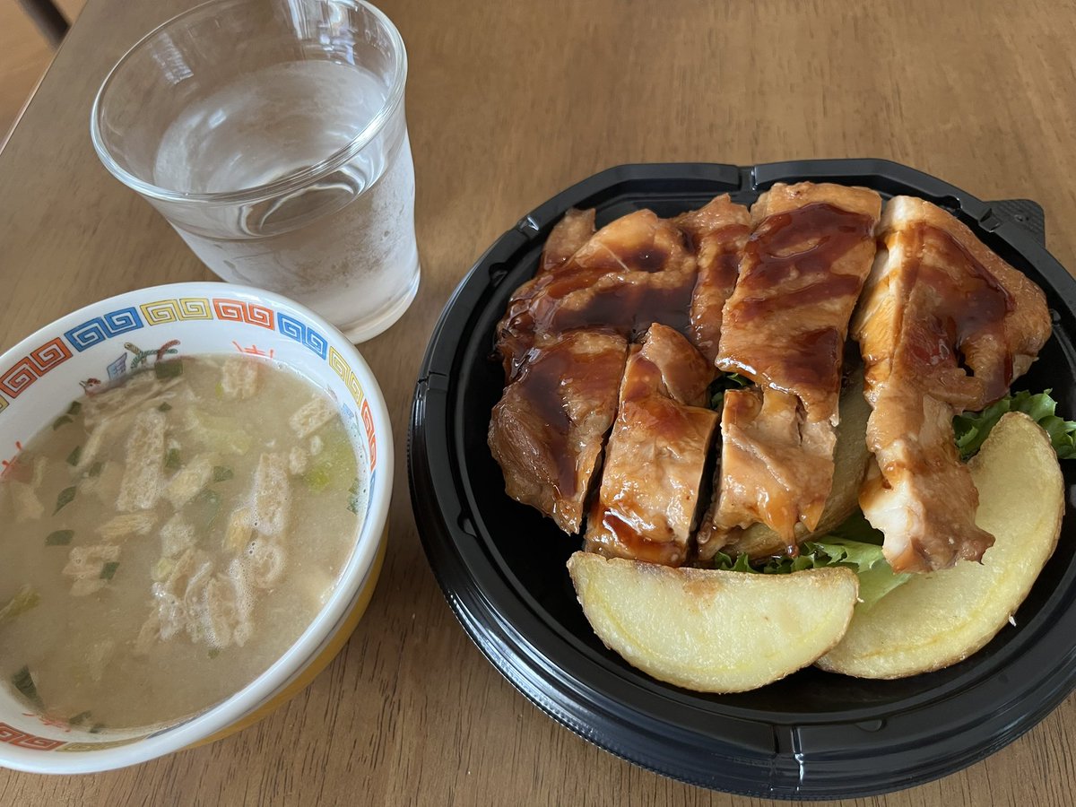 tabi_asia's tweet photo. 2025/11/03のランチ🍽️
🥢照焼チキンステーキ丼
🥢豚汁

夏休みの途中で枯れるイメージだった朝顔。11月に入っても花が咲いてて、結構長く楽しめるって知りませんでした😳
ということで、いただきます🙏

#ものぐさ夫婦のブログ #ものぐさ旅食べ #ベランダ園芸 https://t.co/dFthdHXw7t