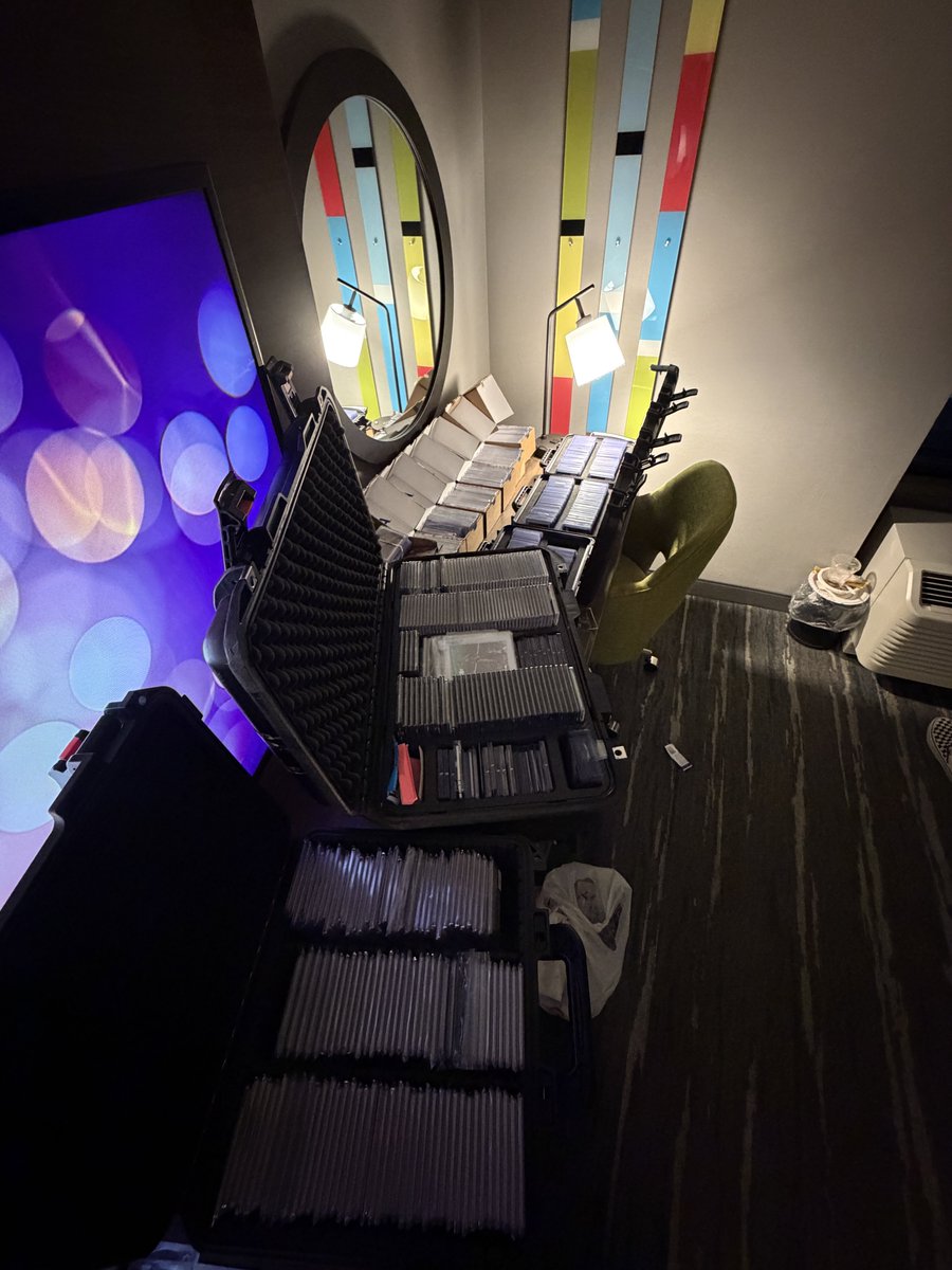 paullydoughnuts's tweet image. Mission Accomplished #thehobby FAM! 

Mostly Jordan and Kobe…I guess if you are gonna buy players buy the good ones? 

#gettostackin is ready for November 😳