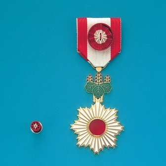 Genki_JPN's tweet image. Dragon Quest Creator Yuji Horii has been awarded The Order of the Rising Sun, Gold Rays with Rosette from the Japanese Government for his contributions to the country. One of the highest orders in Japan for civilians!

- First video game creator to receive the honor
- Awarded to…