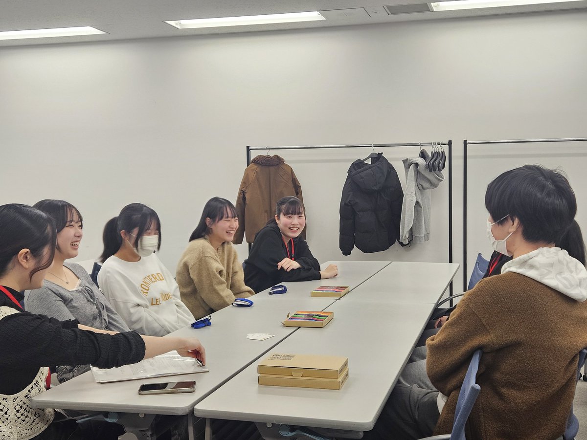 HSUH_PT's tweet photo. 令和7年度第2回ともに歩む会「高校生説明会」✨️

歩む会当日（11月8日開催）に向けて、在学生から高校生にパーキンソン病についての説明や、介助方法の指導が行われました！

楽しそうに話す姿にほっこり😊

#ともに歩む会
#パーキンソン病
#高校生の参加
#ボランティア活動 https://t.co/FIfCDW75GO