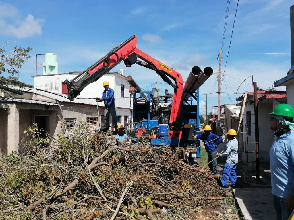 El azul de su uniforme es un pedacito de cielo en la tierra.Con gran compromiso y sentido de pertenencia,nuestros trabajadores de las comunicaciones conectan el horizonte con su labor sostenida 💙 <a href="/ETECSA_Cuba/">ETECSA</a> #LasTunas #UnidosXCuba <a href="/NelsonFR71/">Nelson Francisco Reyes González</a> <a href="/NelsonF01511077/">Nelson Francisco Reyes Gonzalez</a> <a href="/comunicacionltu/">Las Tunas en red💫</a>