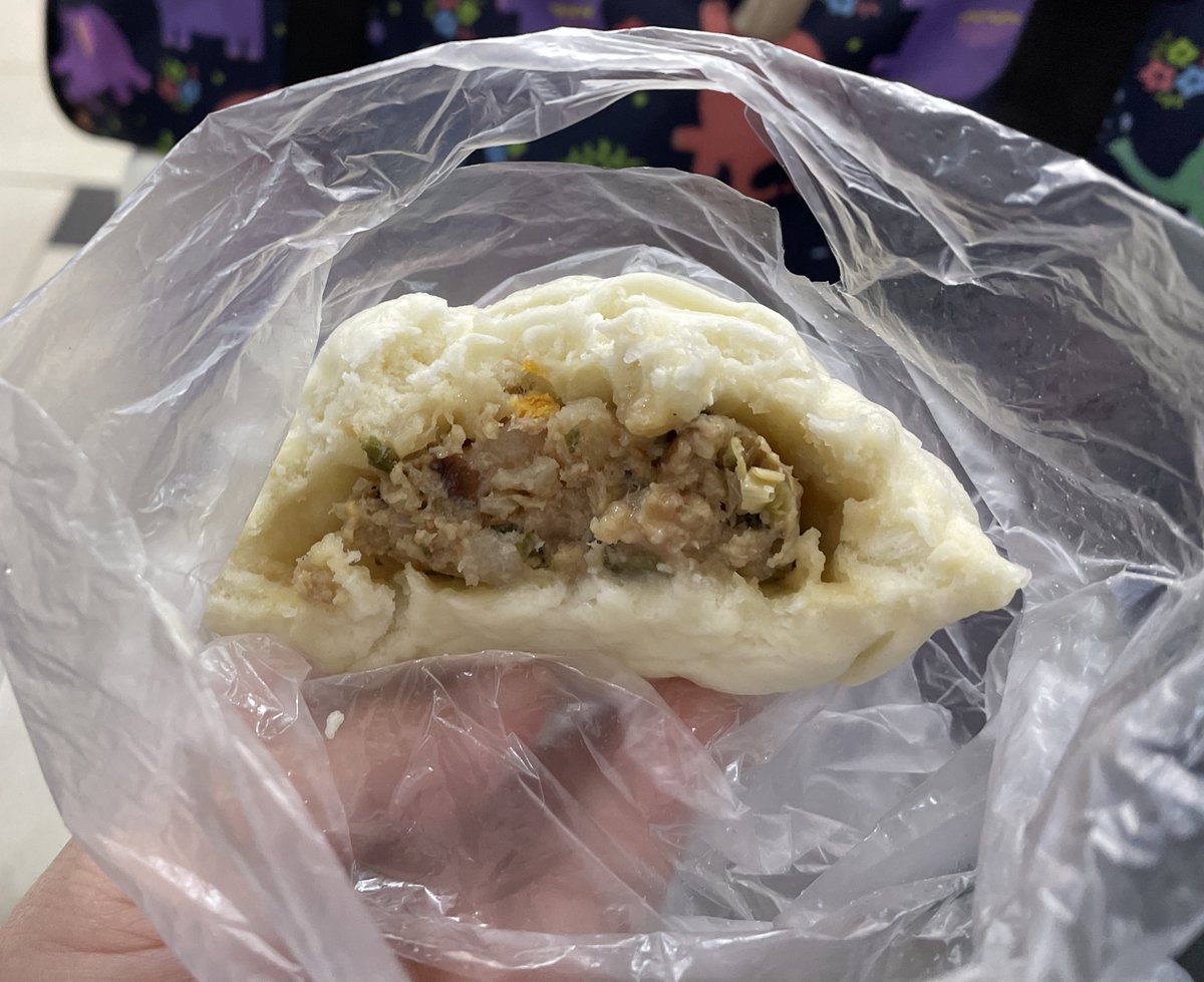 台湾のコンビニでも肉まんとかおでんとかおにぎりとかあるけど微妙に日本にはないようなものがあって楽しい
おにぎり2個セットとか鹿肉の肉まんとか 