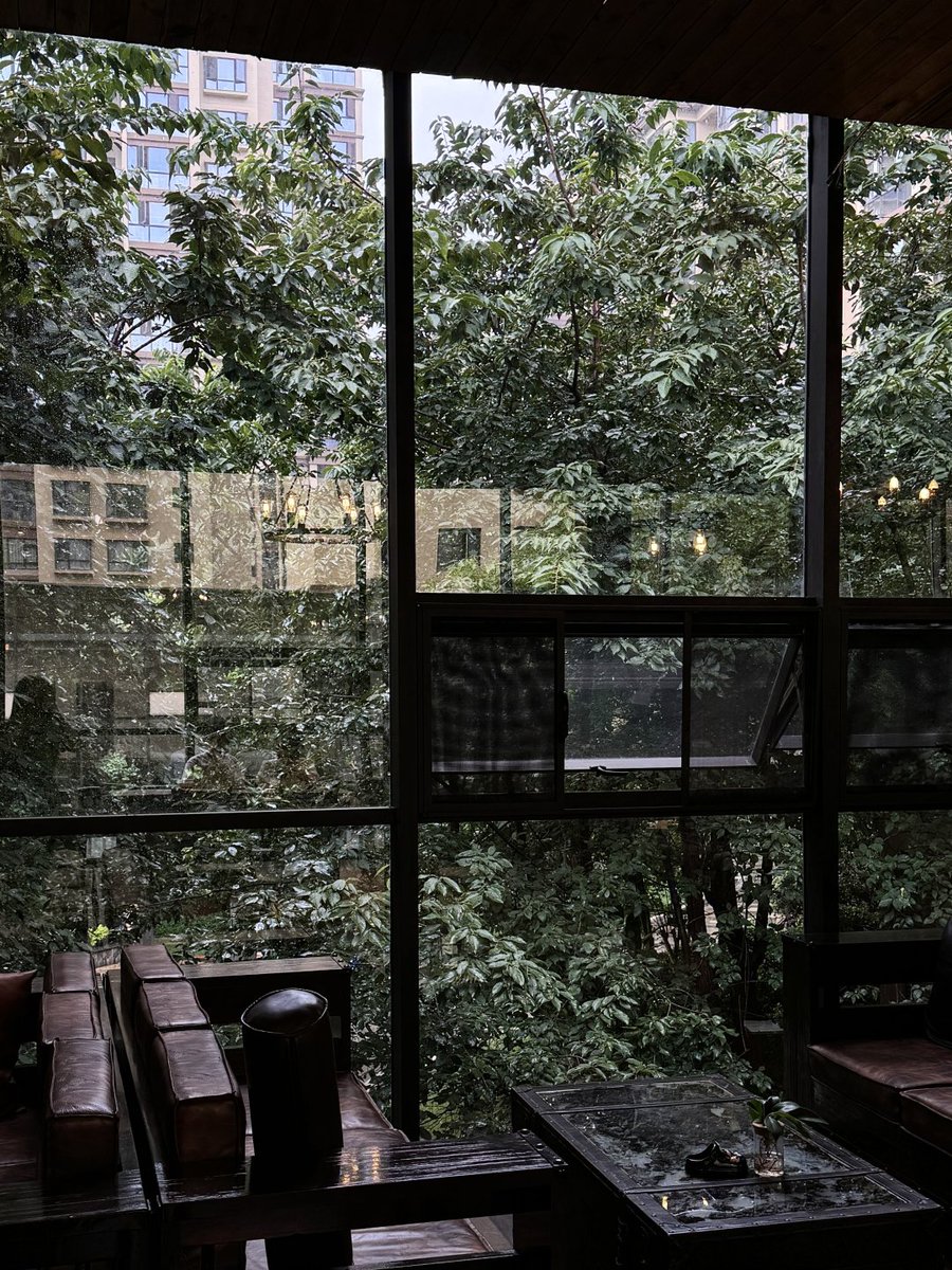 雨の日の街は静かで、言えなかった想いに似ている。