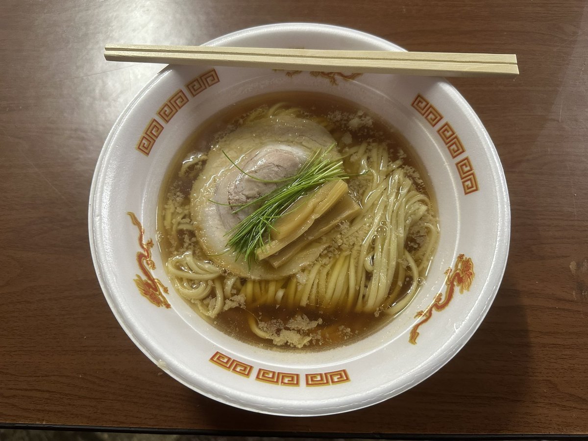Hiro88009298's tweet image. #LabQ➕#オールウェイズ コラボ
@#SUSURUラーメンフェス 青森

今回のフェスの目玉
札幌青森師弟連合のこちらのお店
素晴らしかった👍
麺上げは平ザル❗️
叉焼は炭火使ってた‼️😳🤗
淡麗醤油に豚骨が顔を出すスープ😋
麺は飯田商店っぽかったなぁ。☺️
ご馳走様でした。🙏
#乃木坂ラヲタ部