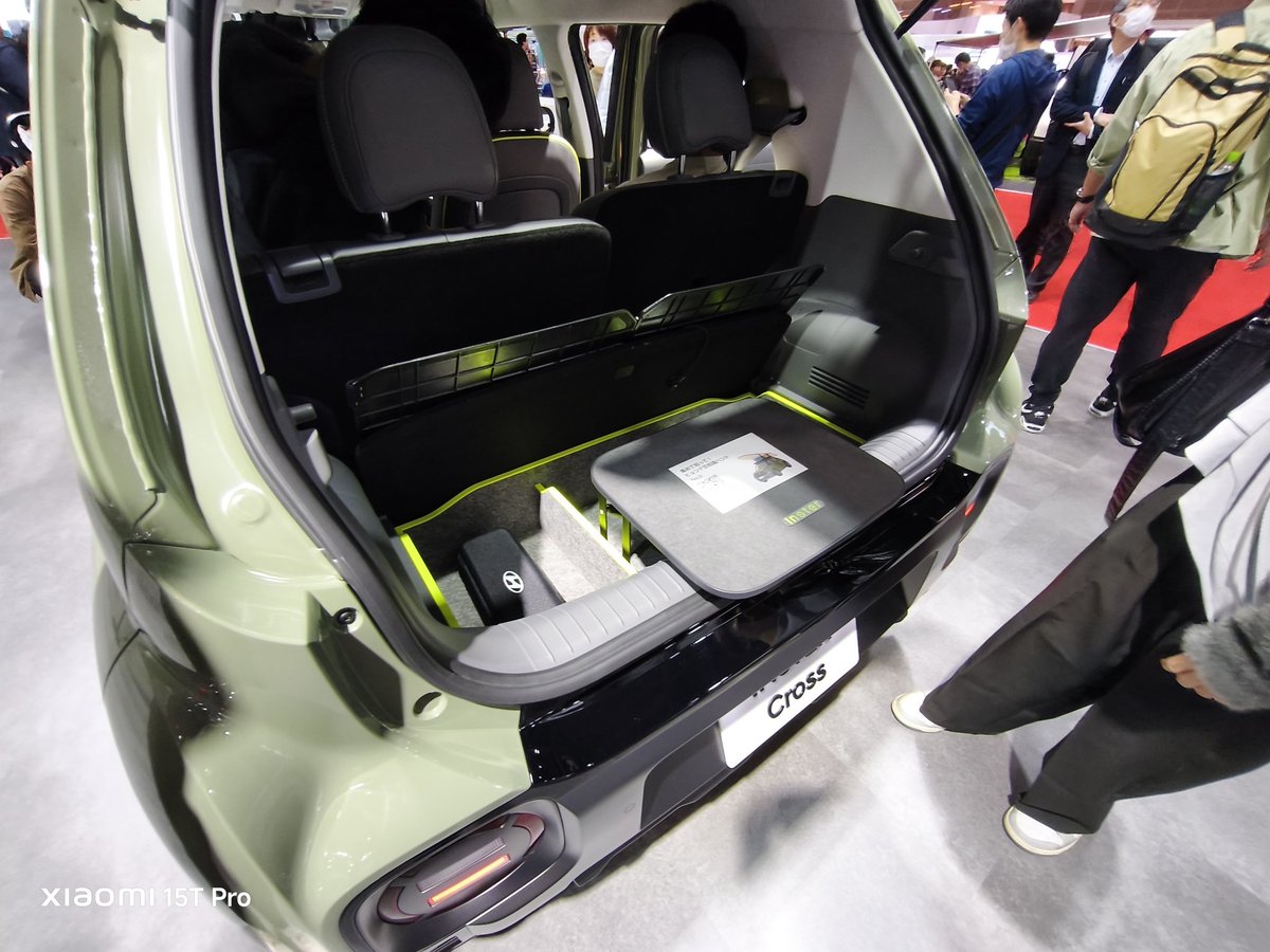 EF64nagaoka's tweet image. Hyundai インスターのこのオプション、早急に欲しいところですね
仕切り付きのバケット+収納式テーブルです
#Hyundai #ヒョンデ #INSTER #インスター　#ジャパンモビリティショー