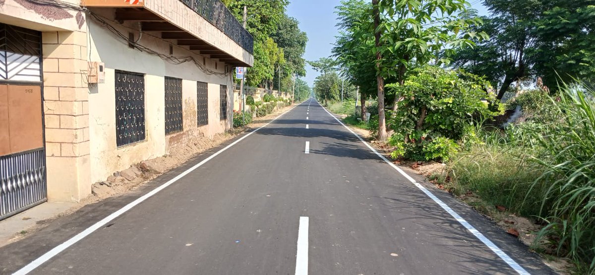 ArvindKejriwal's tweet image. पंजाब के गाँवों को जोड़ती ये सड़कें देखिए। कितनी शानदार सड़कें बनाईं जा रही हैं। 19,000 km की ऐसी सड़कें पूरे पंजाब में बन रही हैं।