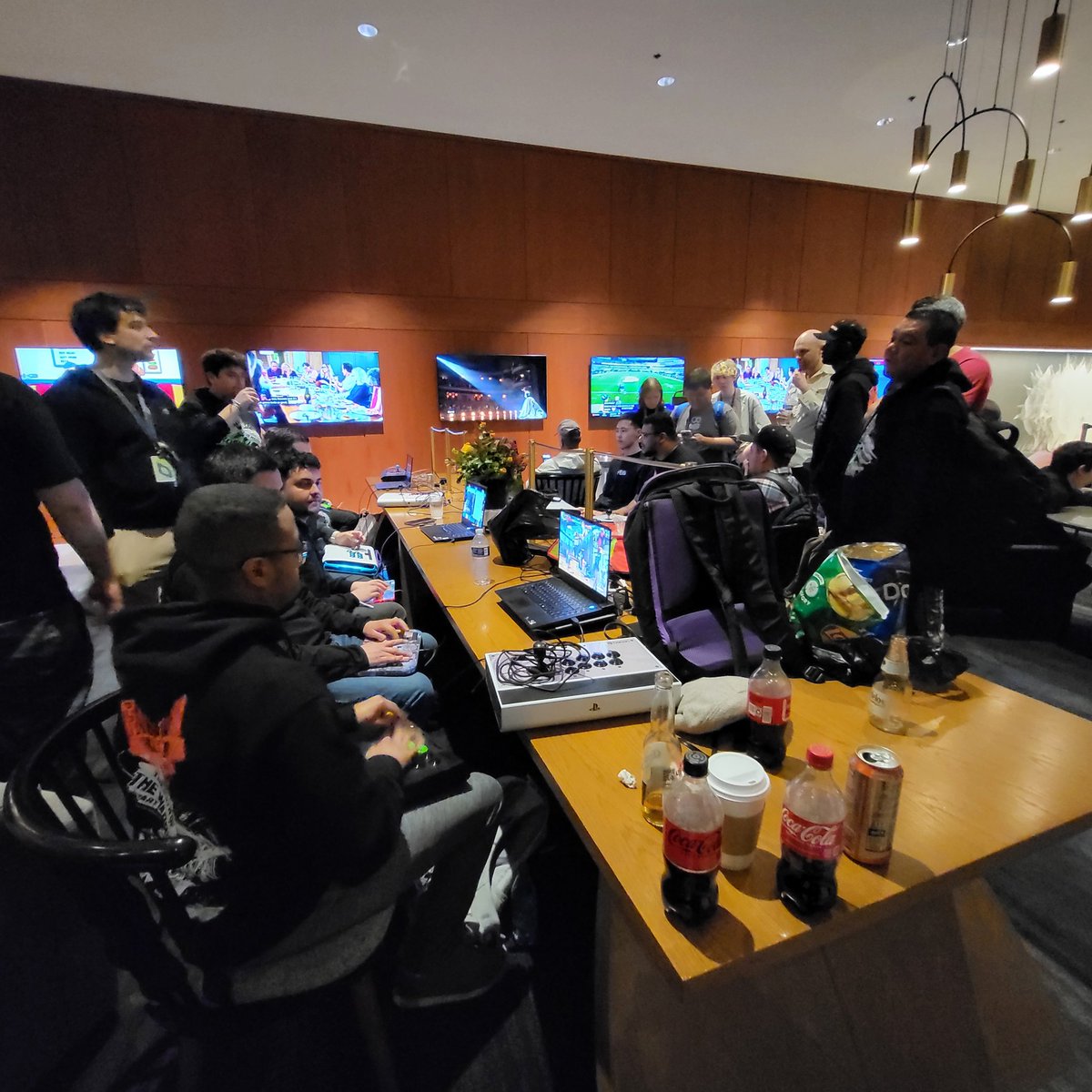 Hanging out with Diez at the SNK after tournament get together ✨️👾
<a href="/Diez_Ozora/">Diez Ōzora</a> <a href="/SNKPofficial/">SNK GLOBAL</a>