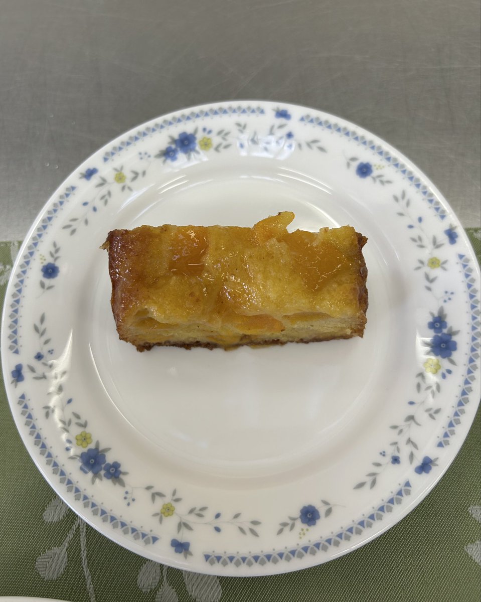 西区文化センター料理教室🍳
旬を食べる　洋風料理です👩‍🍳

🔸オムライス
🔸豚こまストロガノフ
🔸白菜コールスロー
🔸柿ケーキ
🔸紅茶🫖
オムライスの卵は電子レンジで作って上からのせました。柿ケーキは旬の柿が甘いので、砂糖は控えめで、めっちゃ美味しいです😋👍