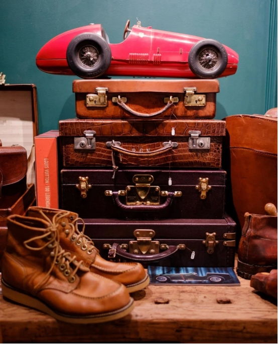 brightway7789's tweet image. “Cases stack, racer rests. Boots align, unseen frame forges. Gentleman’s journey, starts from one corner. #QuietTech #GentlemanRitual #InvisibleCraft #TimelessPoise”